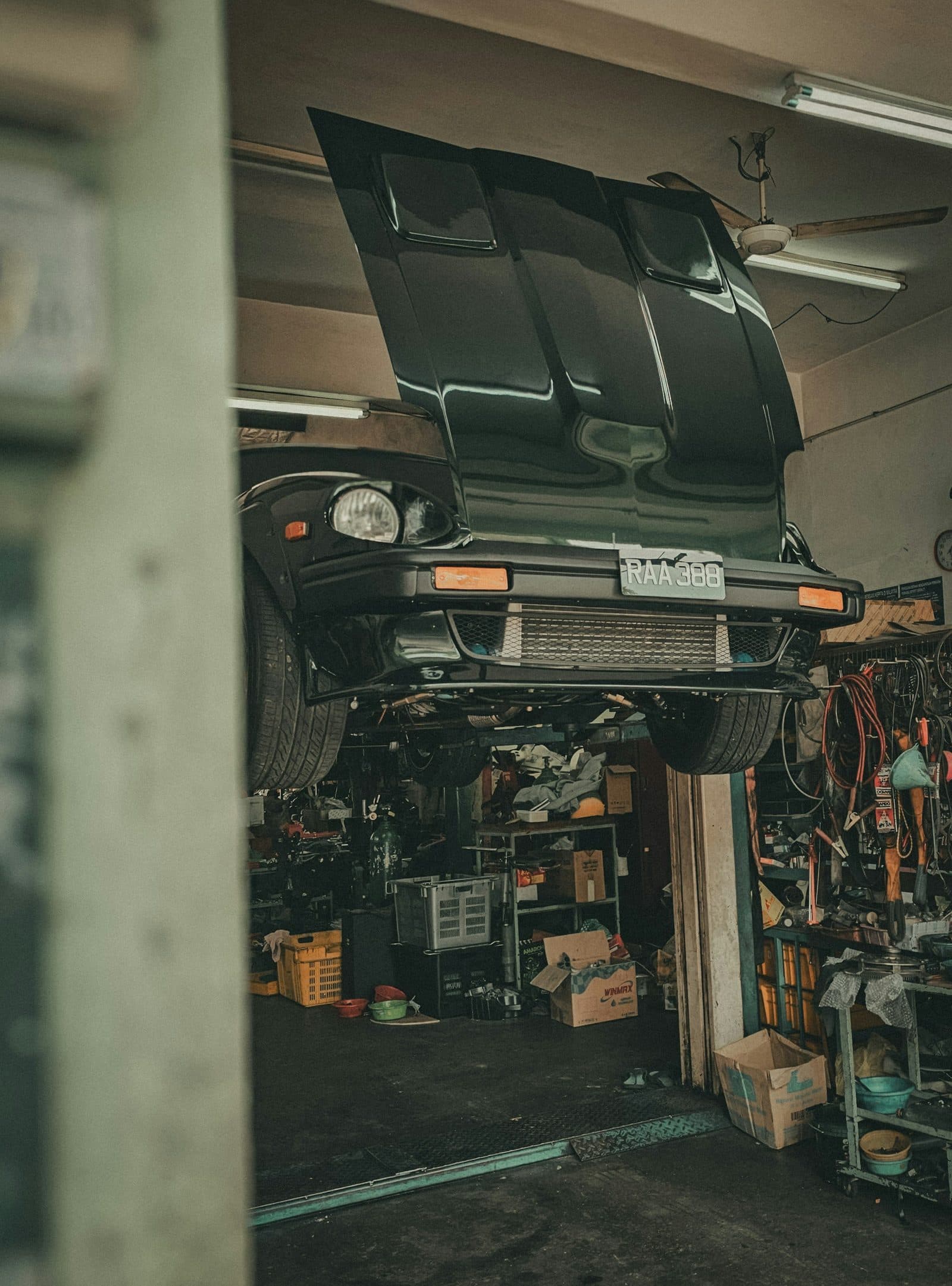 Porsche 911 levée sur un pont élévateur