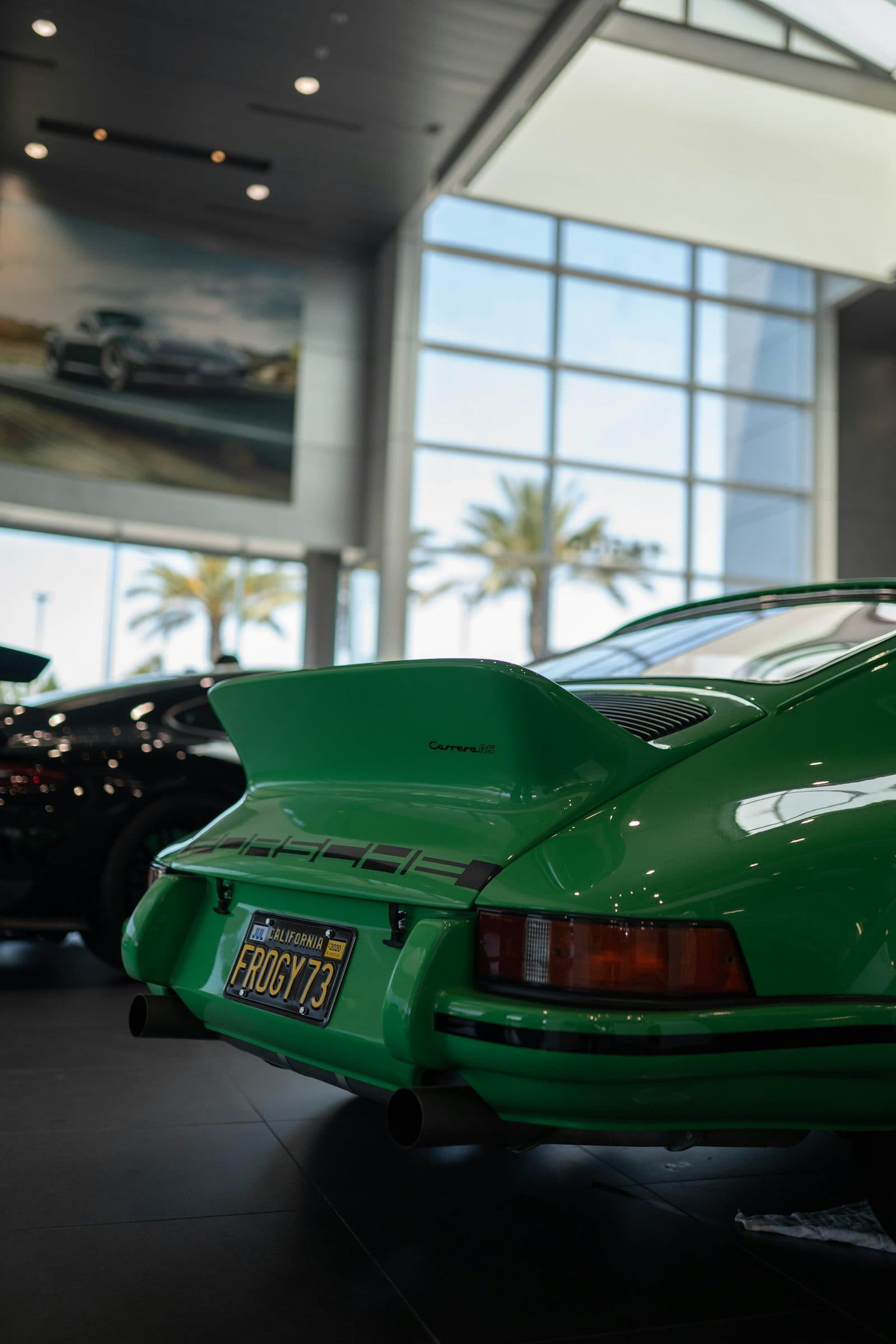 Porsche 911 verte vue de trois quarts arrière