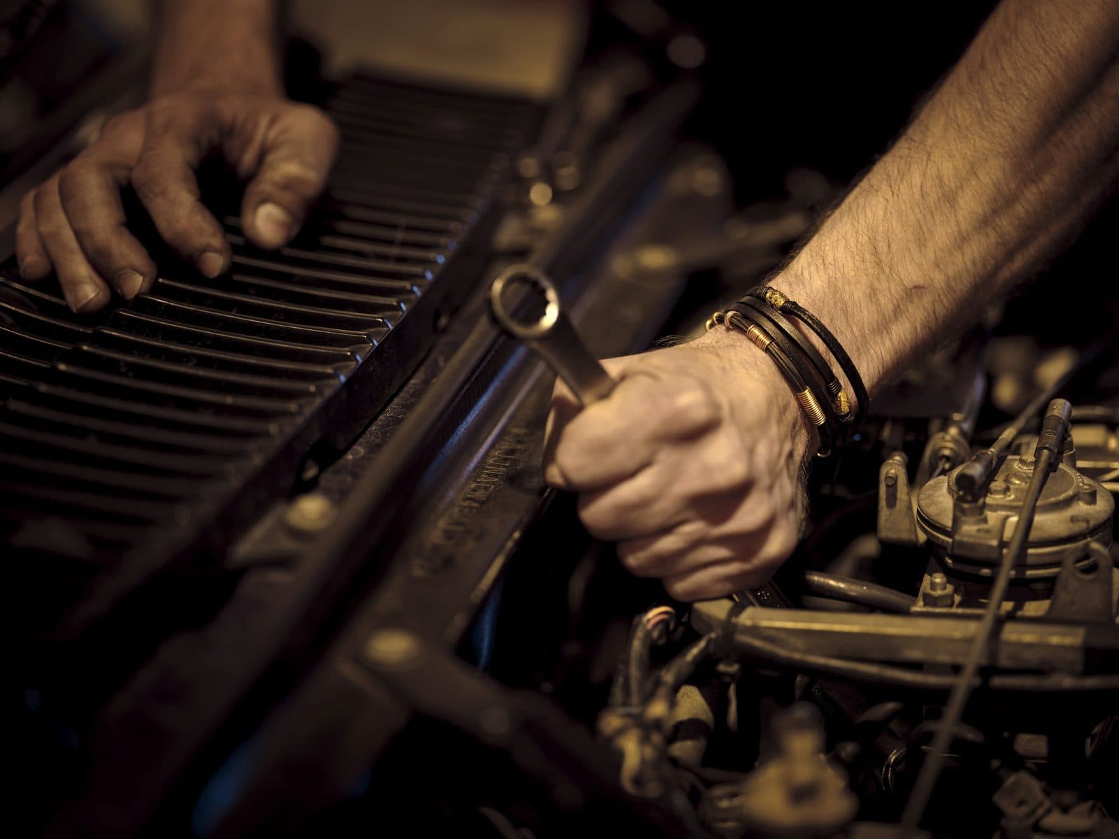 Clé plate en action sur un moteur