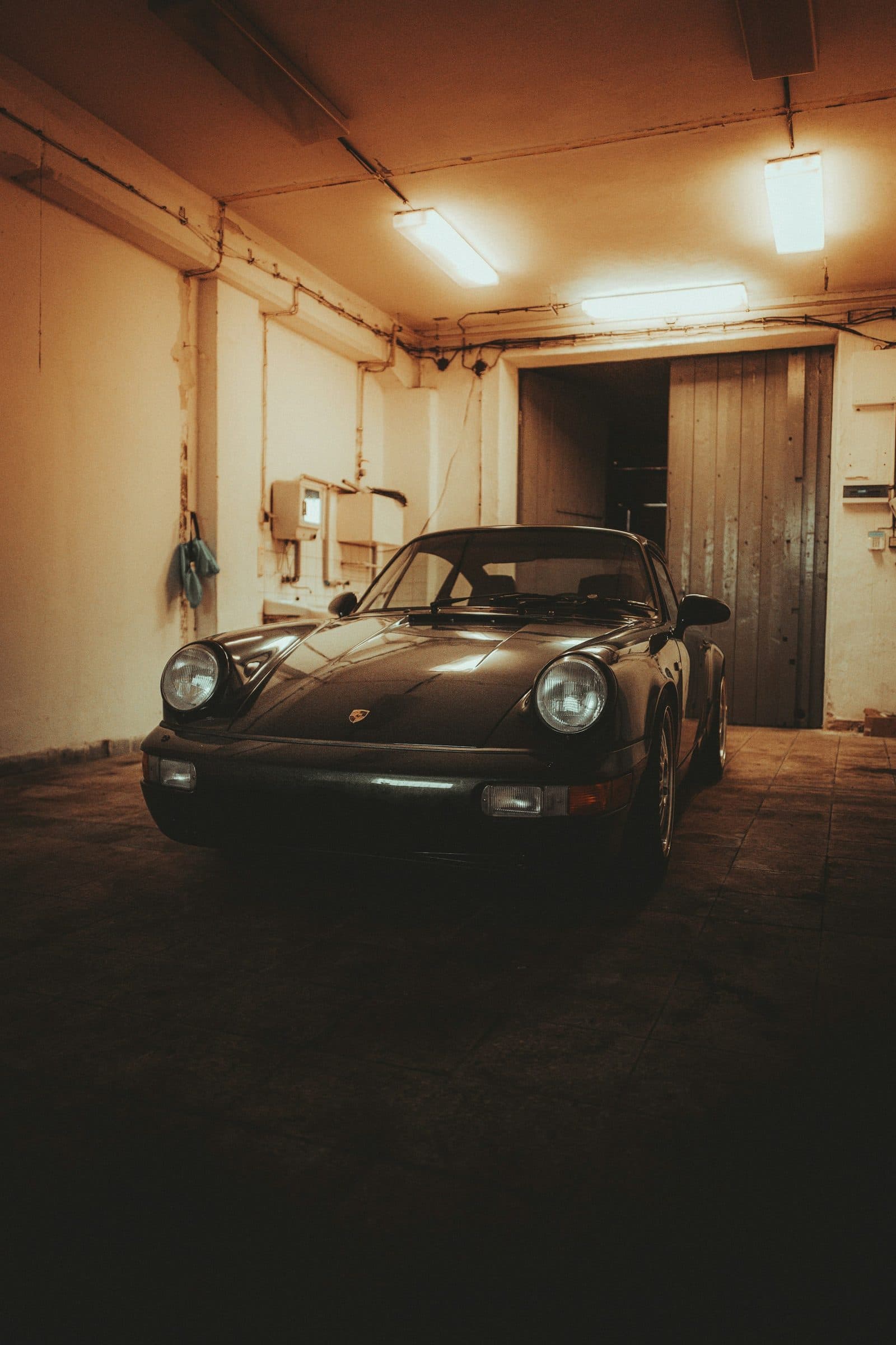 Porsche 964 dans un garage éclairé à la lampe